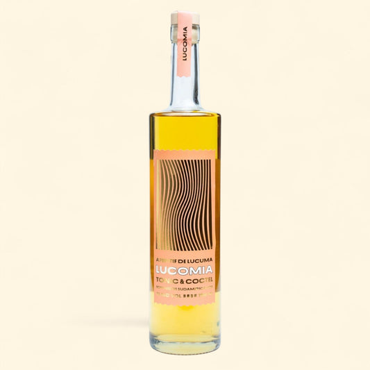 Botella Lucomía Aperitif 750 ml sobre fondo crema: aperitivo chileno de lúcuma, 22% Alc. Vol.