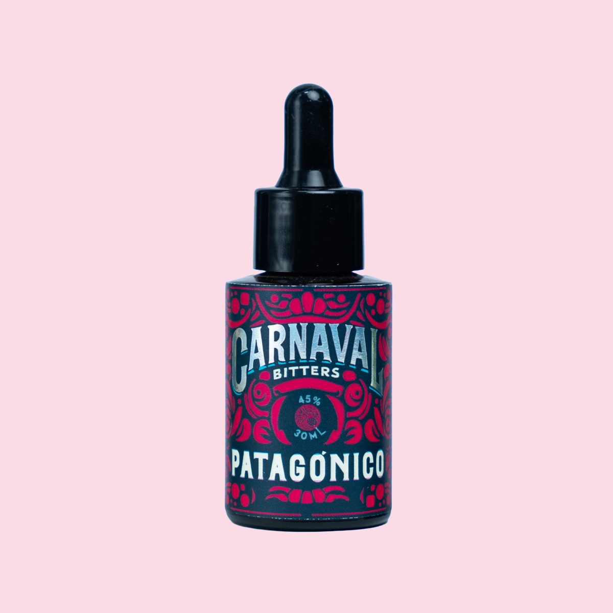 Carnaval Bitters Patagónico 30 ml sobre fondo rosado: bíter aromático frutal