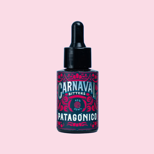 Carnaval Bitters Patagónico 30 ml sobre fondo rosado: bíter aromático frutal