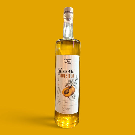 Botella Licor Experimental de Huesillo 750 ml sobre fondo amarillo: licor chileno de huesillo, 20% Alc. Vol.