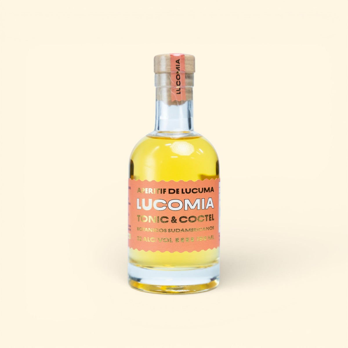 Botella Lucomía Aperitif 200 ml sobre fondo crema: aperitivo de lúcuma en formato botellín